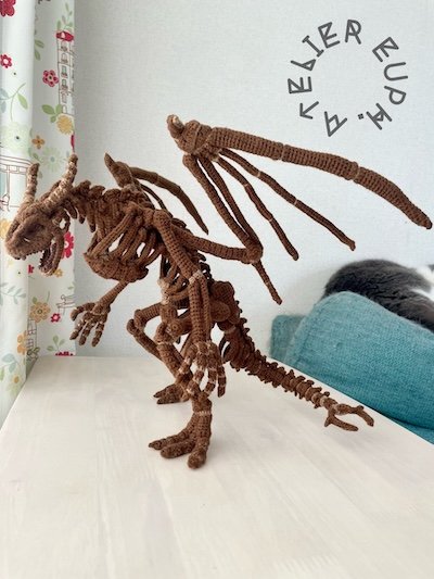 「すげぇ！カッコいい」編み物歴18年の作家が「ドラゴンの全身骨格」を制作 毛糸の概念を覆す