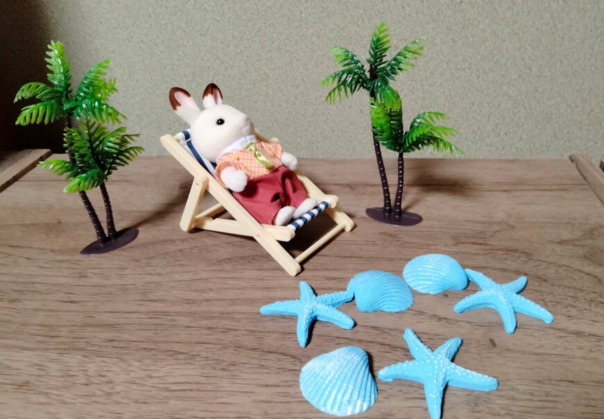 筆者撮影（セリア、ミニチュアビーチチェア・ココナッツM2P・ビーチモチーフオブジェ6P）