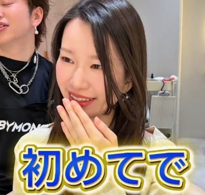 「スポットパーマ」で前髪をふんわり立ち上げ！　美女が華やかなセンターパートに大変身→アフター姿に「私もやりたい」の声