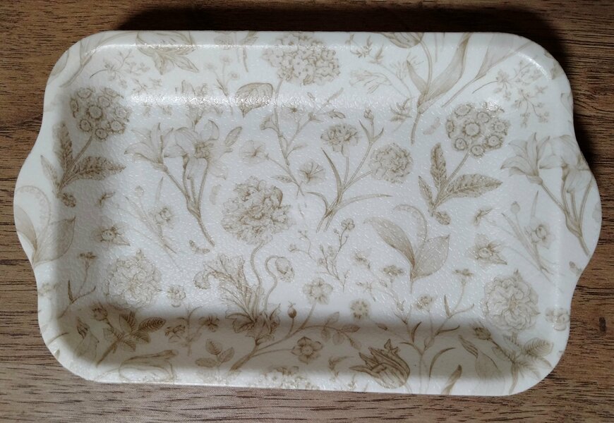 筆者撮影（セリア、インテリアトレー シャビーシックインテリア）