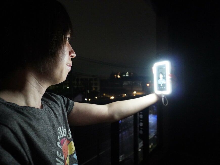 スマホを買い替えずにセルフィー力を上げる！簡単に“盛れる”自撮りモニター「Camee＋」の実力を検証