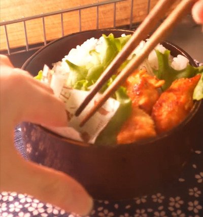 【下味冷凍で時短弁当】コチュジャンとマヨネーズで炒めた鶏むね肉が美味しそう！50代の母が子どもに作る華やかなお弁当