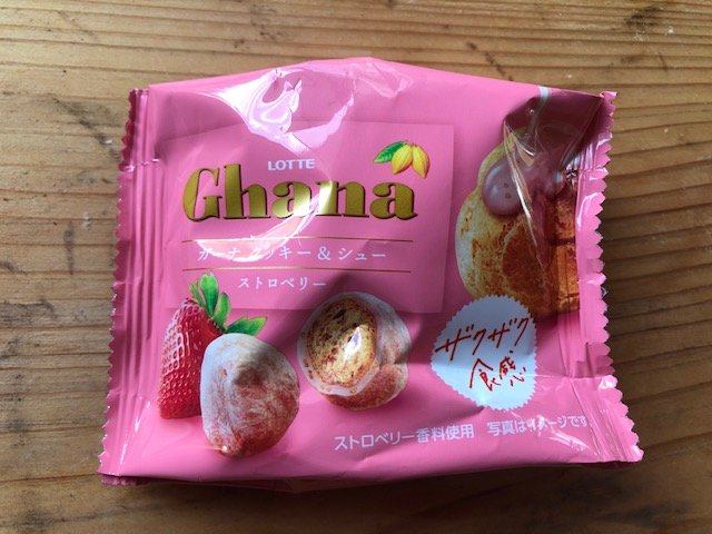 ロッテ「ガーナ　クッキー&シューストロベリー」（筆者撮影）