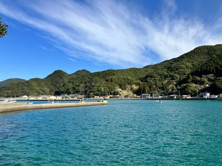 水族館の看板犬が「大忙しの館長を癒やす」　ふたりの「温かい後ろ姿」にほっこり