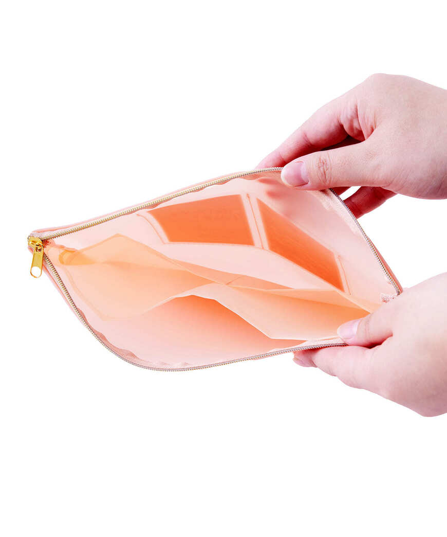 出所：3COINS　アートフラットポーチ