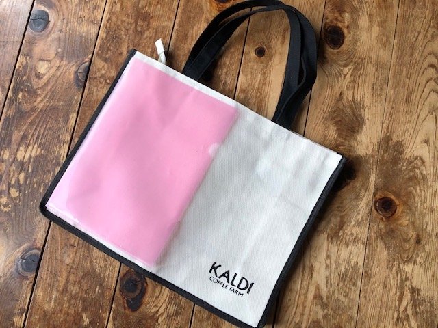 カルディの福袋バッグもA4サイズ収納可（筆者撮影）