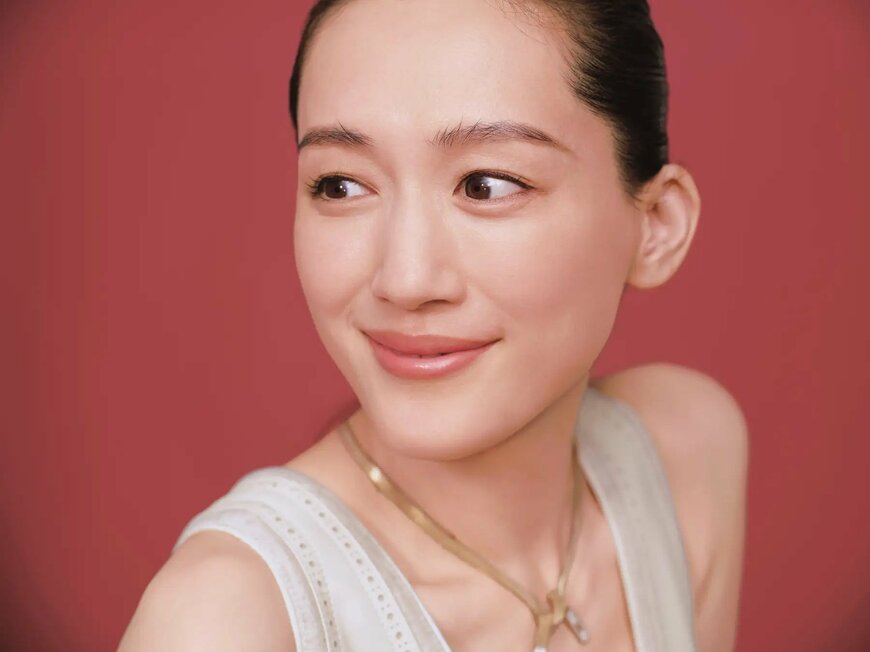 出所：株式会社小学館「ナチュラル美人orハンサム美人 どちらがお好き？ 綾瀬はるか 美容誌2パターン表紙で大人の洗練美」