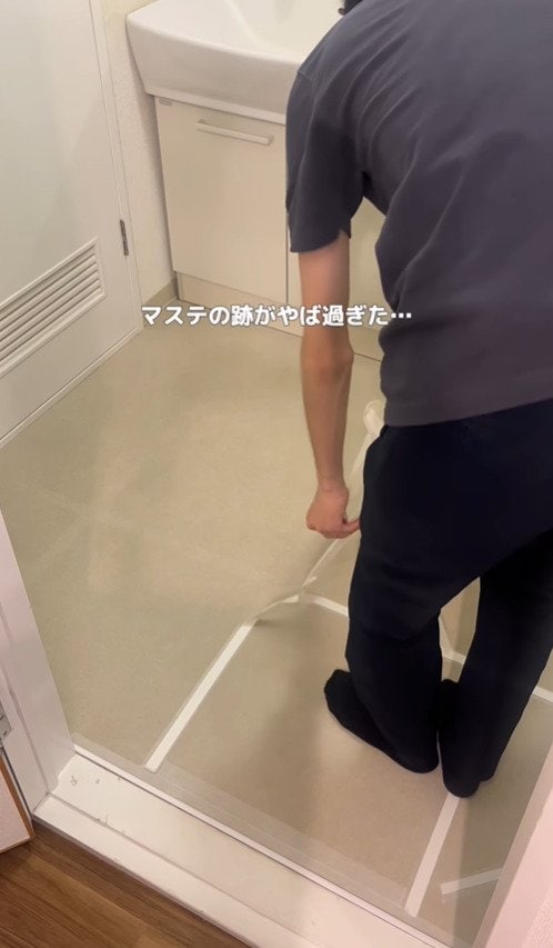 「賃貸でも怖くない」洗面所の床を〈貼らないクッションフロア〉で簡単リメイク！テープ不要でカットして置くだけなのに、接着したように自然で綺麗に仕上がるDIY術