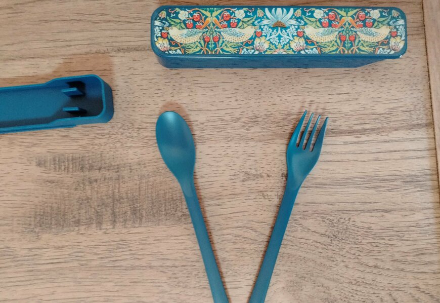 筆者撮影（セリア、スプーン＆フォークセット ウィリアムモリス柄）