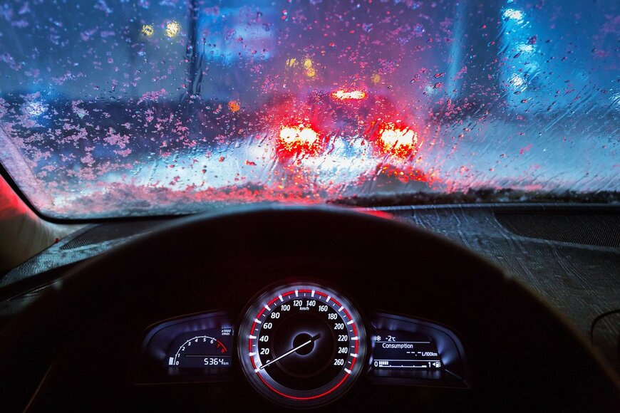 【愛車のゲリラ豪雨対策】フロントガラスの油膜は雨の日に危険！「原因・対策」をクルマのプロが解説