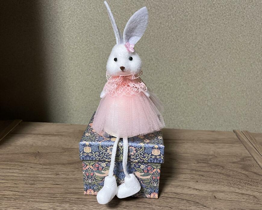 ダイソー、足ぶらぶらうさぎの置物、商品を飾ったときの画像