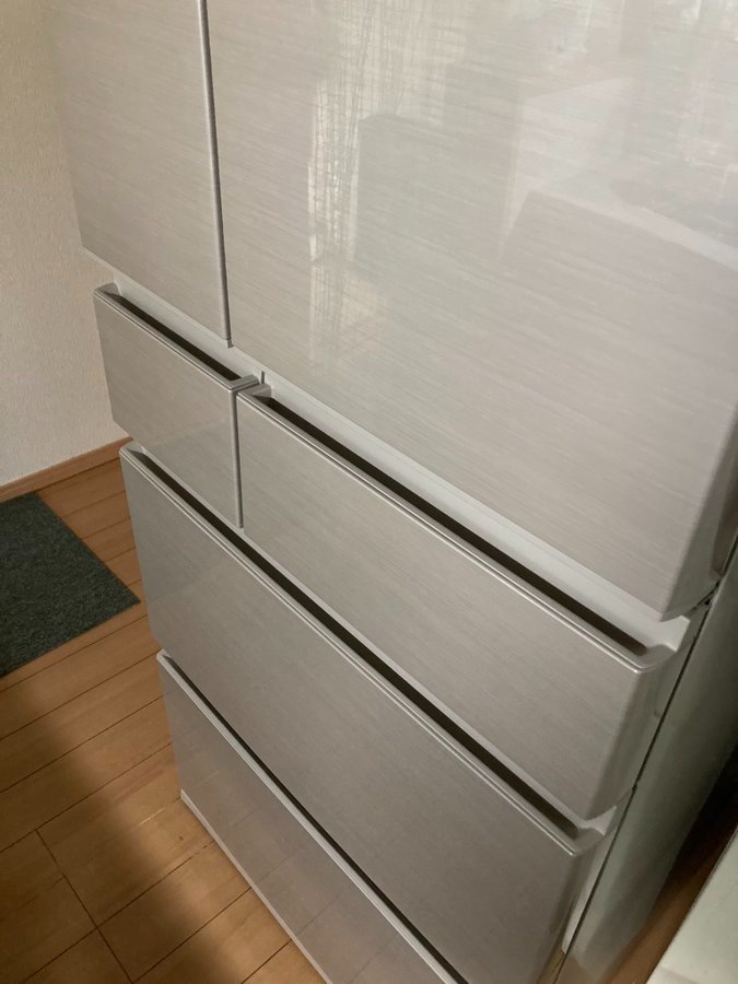 冷蔵庫と冷凍庫の位置が変わっている新しい冷蔵庫