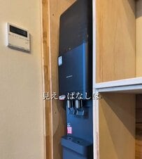 「センスがいい！」賃貸の〈生活感が出るウォーターサーバースペース〉→格子扉をDIYして〈和モダンな高見え空間〉に大変身！反響続々