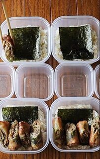 【タッパー弁当】食後まで嬉しい！デザート付き「春巻き弁当」に「美味しそう」の声が続々