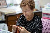 65歳以上「無職の夫婦世帯」貯蓄は2504万円で年金は21万8441円…政府は新たに年金生活者への給付も検討