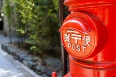 郵便物に貼られた「かわいいクマの切手」　消印によって起きた奇跡が話題「闇落ちしてる」