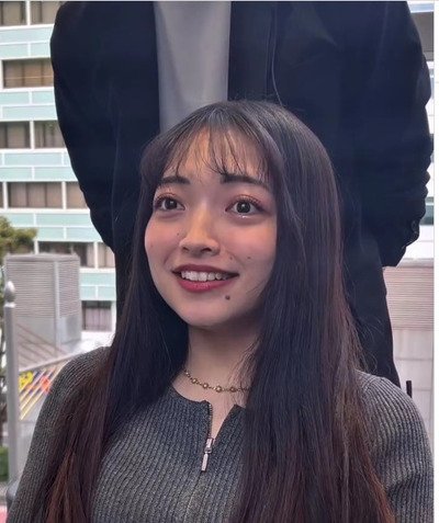 女性は胸下まであるロングヘア