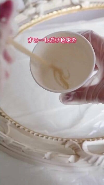 色味を整えるカップと鏡の縁