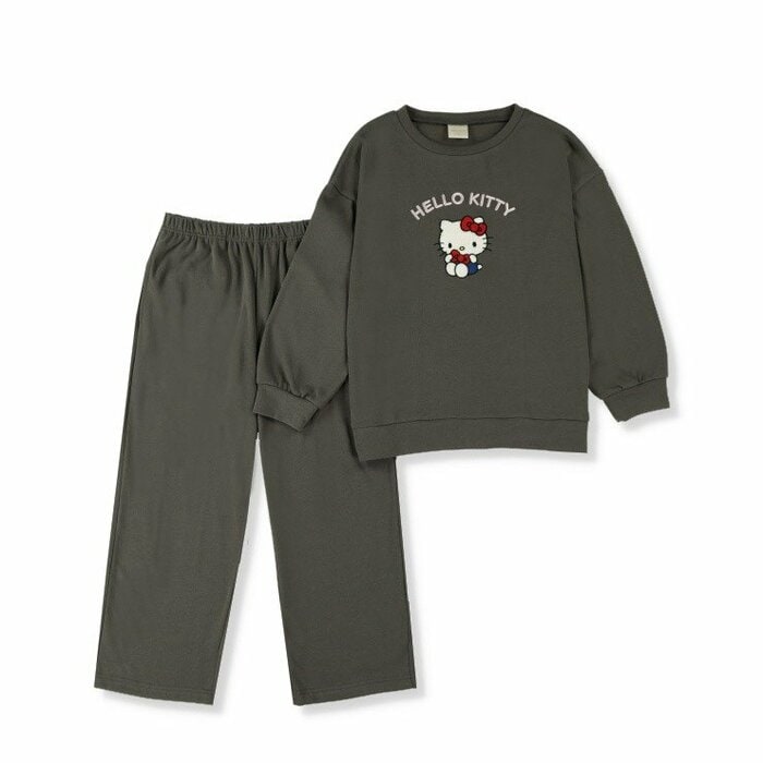 上下セットのルームウェアは、ゆったり着られるサイズ感で、おうち時間もお泊まりも快適