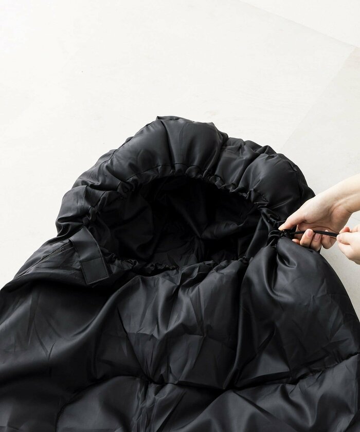 フード付きシュラフに潜り込んでしまえば、プライベートな空間が生まれます