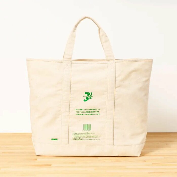 セブンイレブンのレジ袋⾵デザインを施したトートバッグ