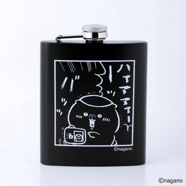 スキットルのサイズは縦約12.4cm、横約9.3cm、厚さ約2.3cm