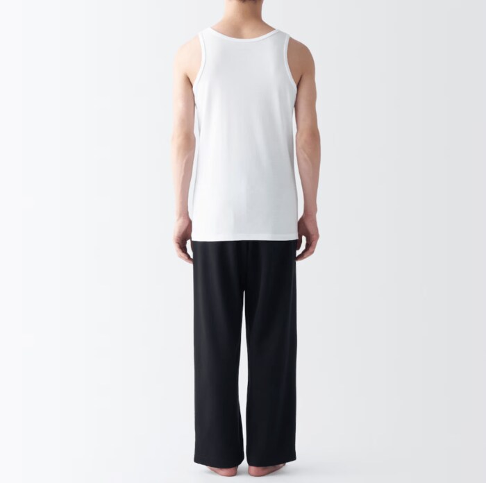 上にシャツを着ても響きにくい設計