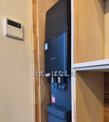 「センスがいい！」賃貸の〈生活感が出るウォーターサーバースペース〉→格子扉をDIYして〈和モダンな高見え空間〉に大変身！反響続々