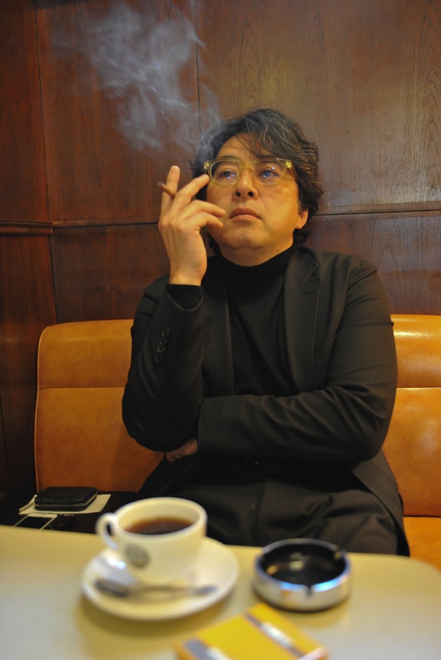 1階は喫煙可。ノスタルジーに浸る筆者