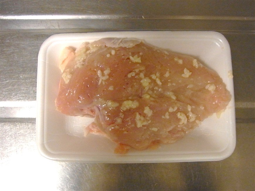 蒸し鶏に塩麹をまぶし、ラップで密閉して冷蔵庫で1晩〜2日置く