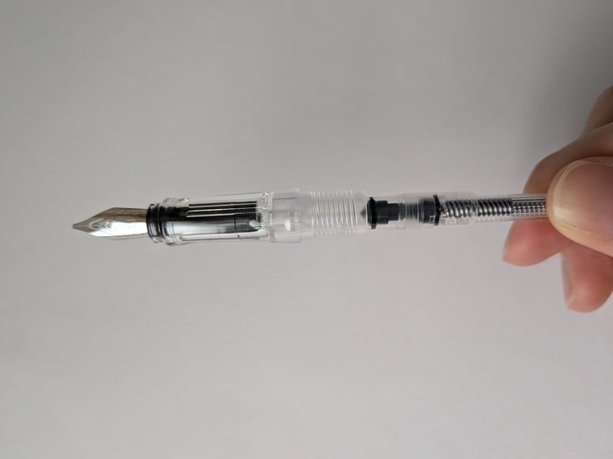 「持っている部分を回すと下に下がります」