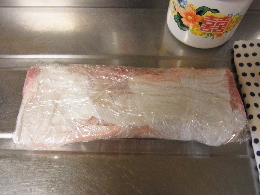 さらにラップでぴっちりくるむ。