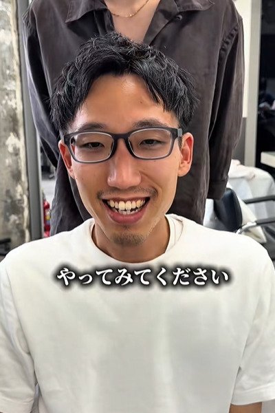 満足気な笑顔を見せる男性