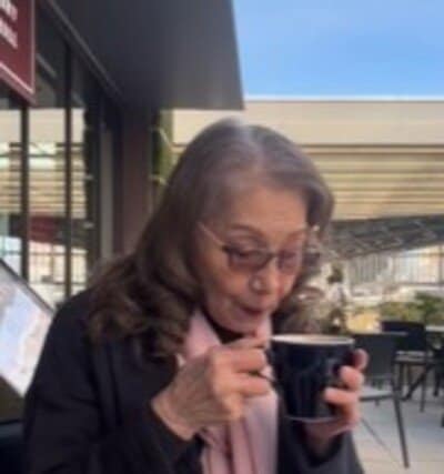 【91歳マダム】“春色”コーデが美しい！アウトレットお散歩に華やかさと気品…素敵すぎる姿に大反響「ピンクがお似合い」「参考にします！」の声