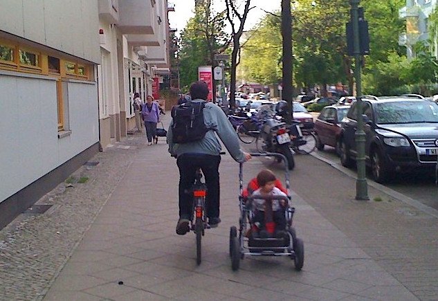 仕事帰りに保育園へ我が子を迎えに行き、帰宅する父親。（画像提供：Flickr）