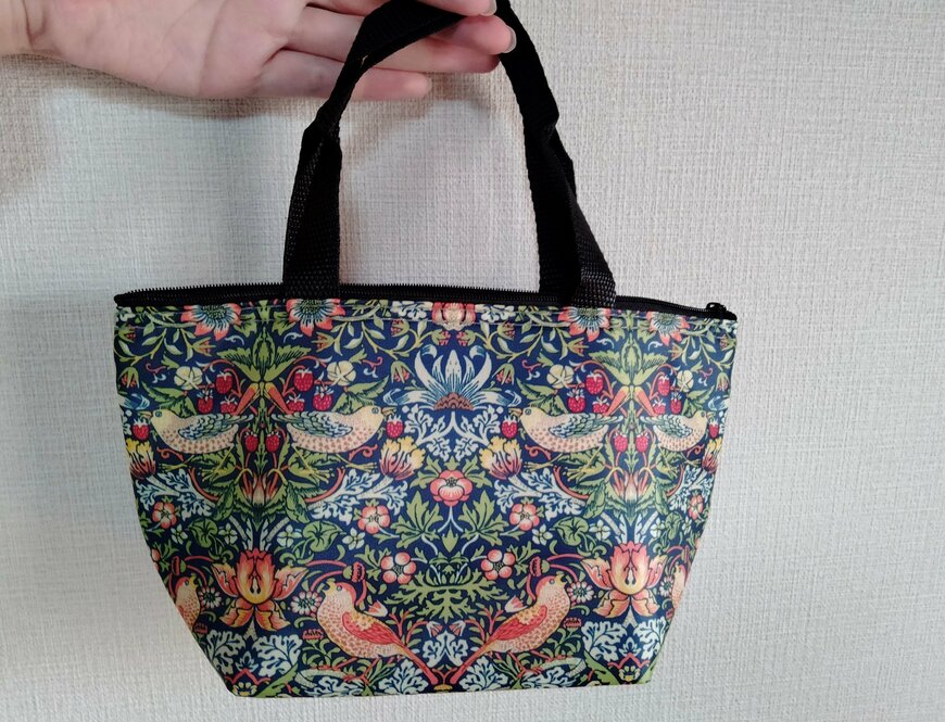 筆者撮影（セリア、保温冷舟形ランチトートバッグ ウィリアムモリス柄）
