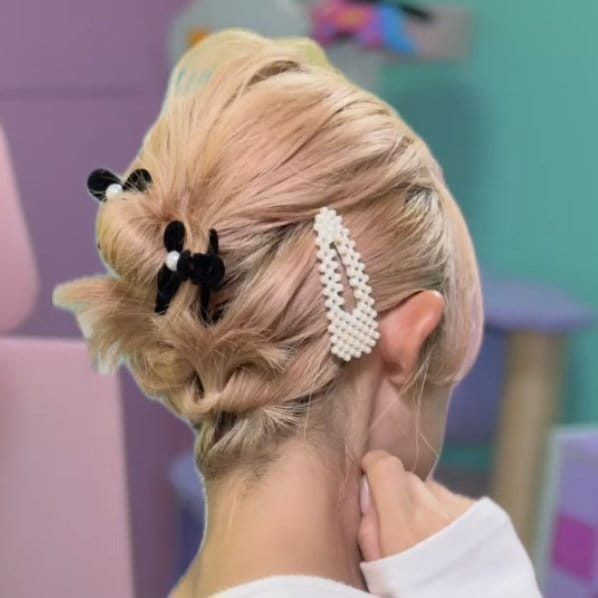 【2分で完成】ヘアゴム3本で軟毛・くせ毛もすっきり！逆りんぱで襟足を収める「ボブのまとめ髪」で大人可愛いヘアアレンジ