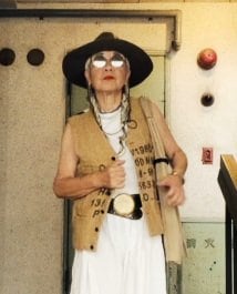 【72歳マダム】個性的なベストを使ったコーディネートがオシャレ。素敵な色づかいに「唯一無二」の声