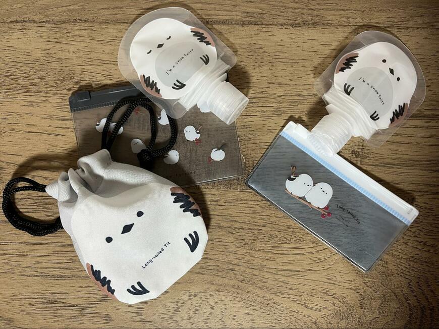 筆者撮影（セリア、詰め替えパウチ 2P シマエナガ柄・プチ巾着 シマエナガ柄・フラットケース シマエナガ柄）