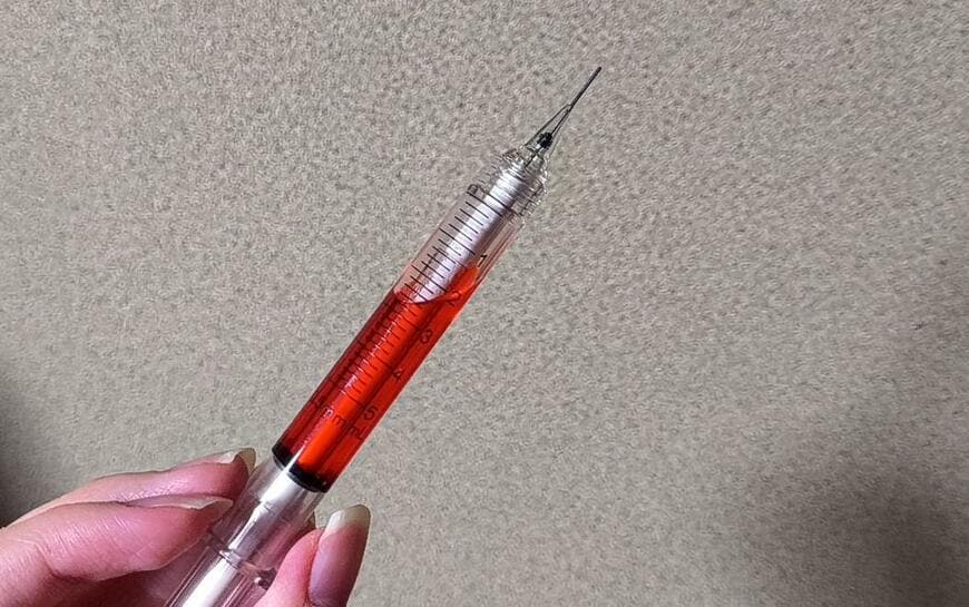 筆者撮影（キャンドゥ、注射器型シャープペンシル）