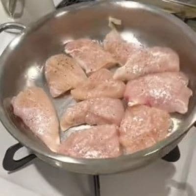 【家族への愛情弁当】濃い色のタレが絡んだ「ささみの甘辛ガーリックソース」入りのお弁当！ウインナーやベーコンポテトなどがギュッと詰まってボリューム満点