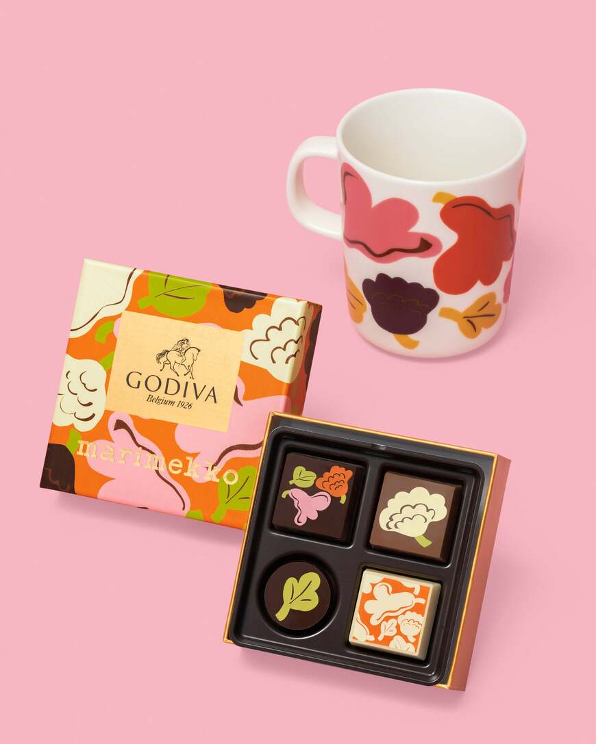 花柄のマグカップとアソートメント4粒入の箱