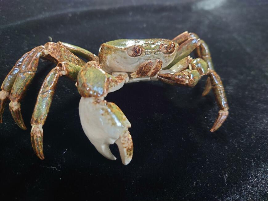 陶器で作られたカニ