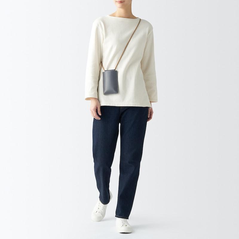 無印良品、手塗りヌメ革 ミニサコッシュ、ブルー商品着用例画像