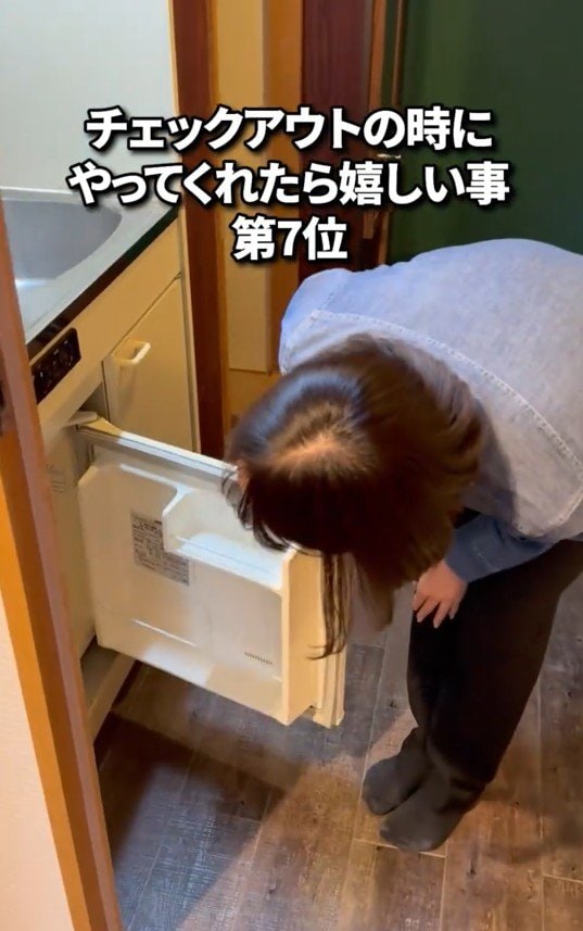 冷蔵庫の中をチェックするスタッフ