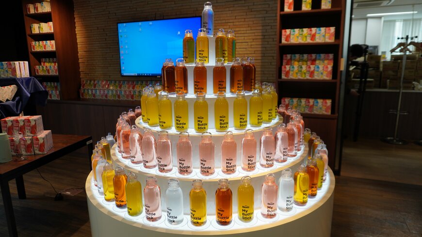 カラフルなボトルのタワー