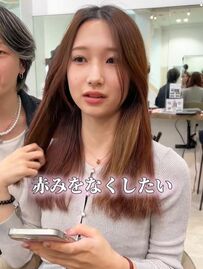 【オリーブカラー】暗めのヘアカラーで大人っぽく変身した女性！「オフィスに居そう」