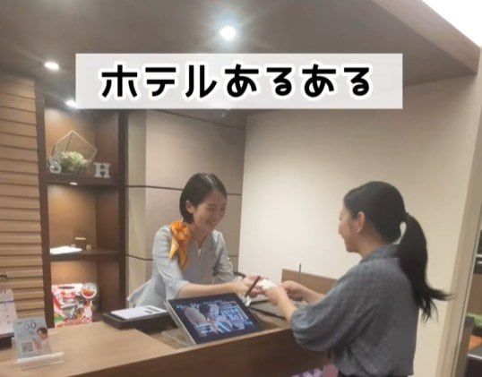 ホテルをチェックアウトする時のあるある？フロントで「再びやりがちな行動」にさまざまな反応が集まる 