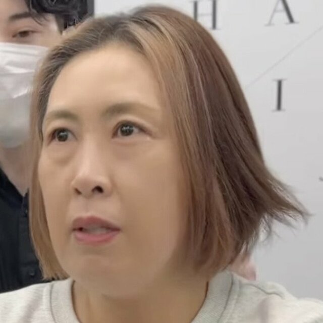 ボブヘア女性が〈スッキリひし形ショート〉にスタイルチェンジ！前髪の紫ポイントカラーもおしゃれ