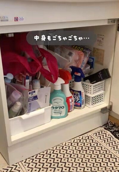 「一気に垢抜け！」シンプルな白の洗面扉＆ごちゃつく収納→おしゃれな木目柄扉に大変身＆100均アイテムでスッキリ整理整頓！